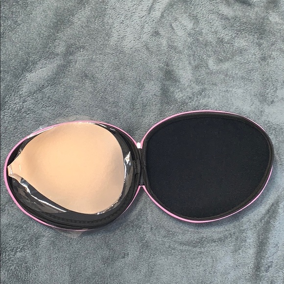 High-grade invisible sticky bra w/cute pink case - Picture 7 of 14